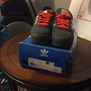 Size 9 Samoa gray white